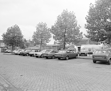 882113 Gezicht op het parkeerterrein op de hoek van de Otterstraat en de Oudenoord te Utrecht.